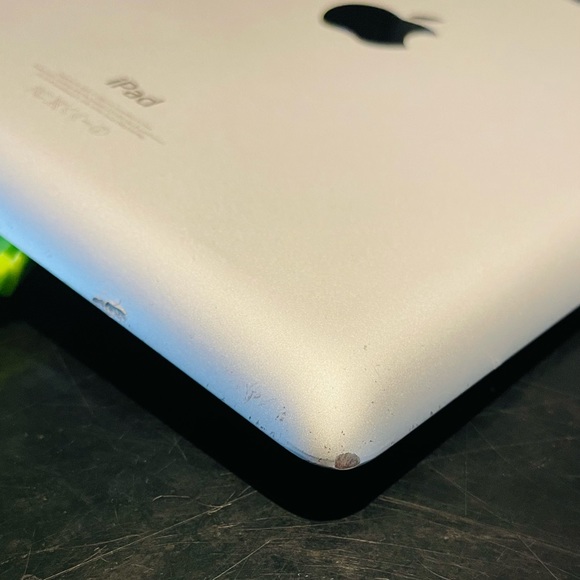 iPad A1458 - Picture 3 of 13
